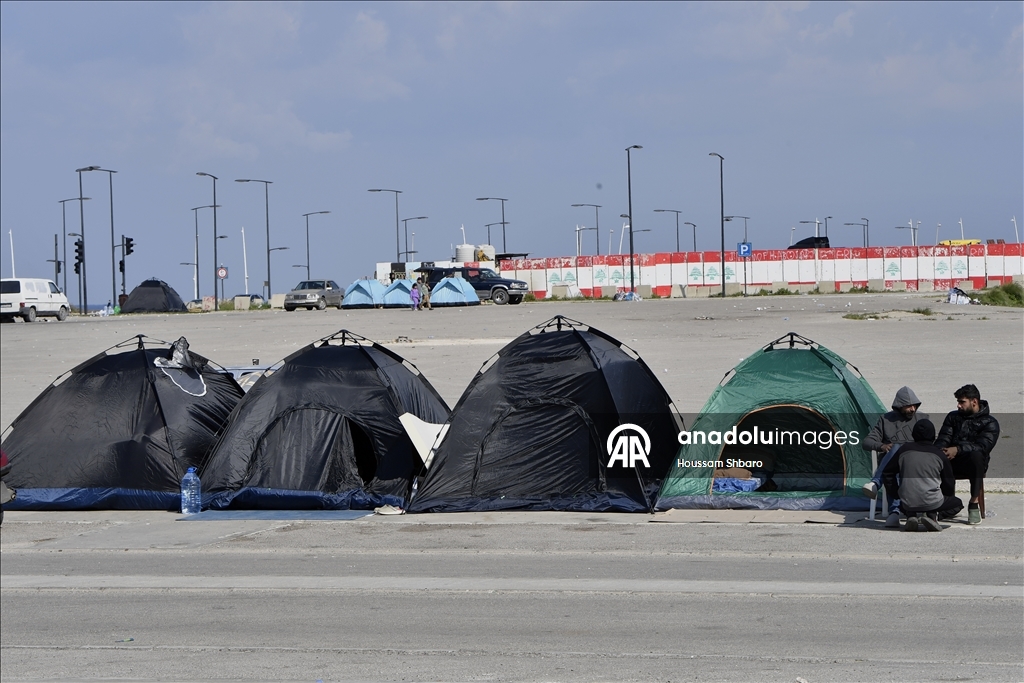 İsrail'in Beyrut'ta halkı yerlerini terk etmeye zorladığı Dahiye'den kaçan aileler, sokaklarda sabahlıyor
