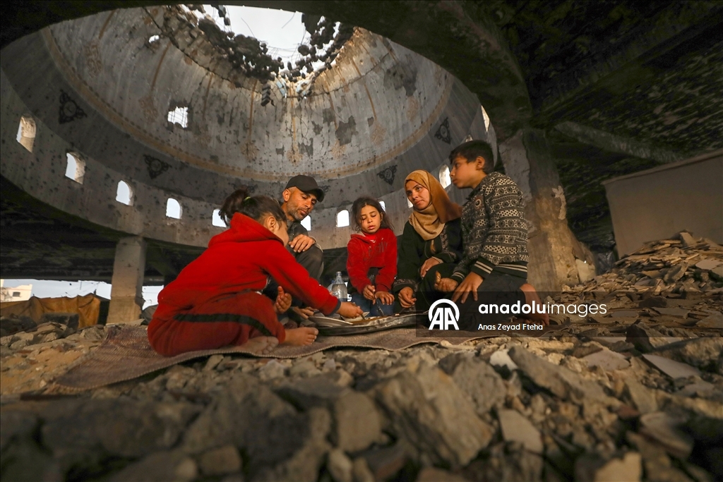 Gazzeli aile, iftarını yıkılan Al-Şafii Camii’nin enkazında yaptı
