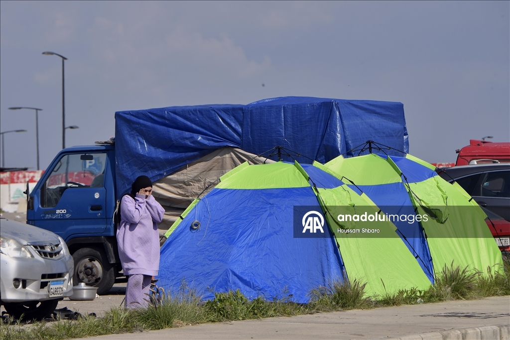 İsrail'in Beyrut'ta halkı yerlerini terk etmeye zorladığı Dahiye'den kaçan aileler, sokaklarda sabahlıyor