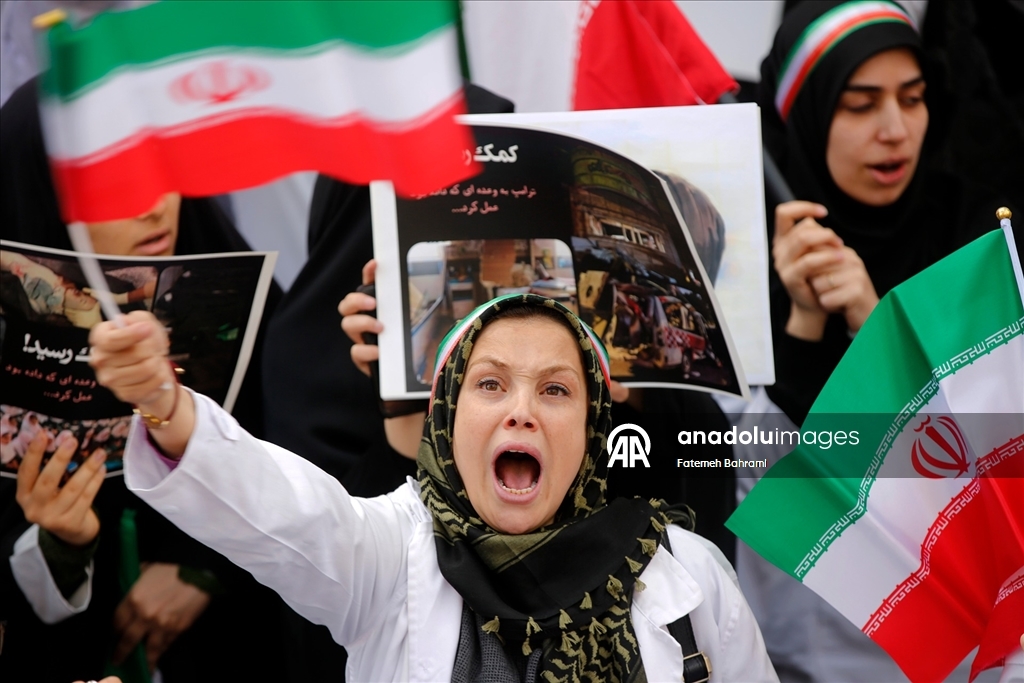 Başkent Tahran'da doktorlar ve tıp öğrencileri “İsrail ve ABD’nin sağlık merkezlerine yönelik saldırılarını” protesto etti