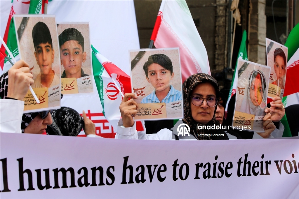 Başkent Tahran'da doktorlar ve tıp öğrencileri “İsrail ve ABD’nin sağlık merkezlerine yönelik saldırılarını” protesto etti