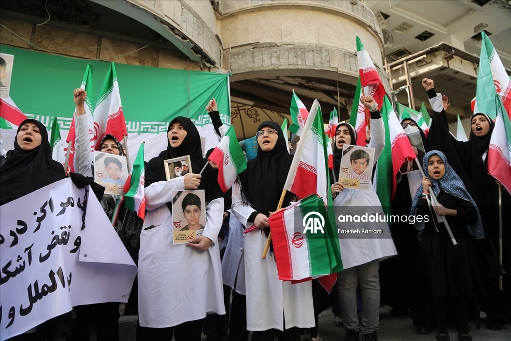 Başkent Tahran'da doktorlar ve tıp öğrencileri “İsrail ve ABD’nin sağlık merkezlerine yönelik saldırılarını” protesto etti