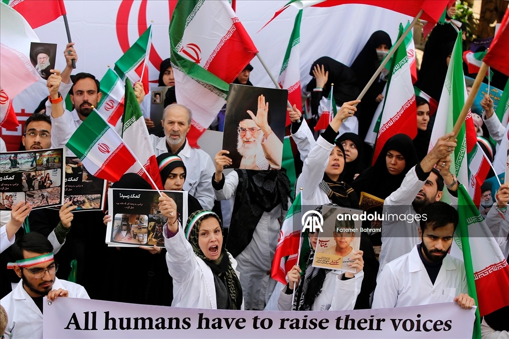 Başkent Tahran'da doktorlar ve tıp öğrencileri “İsrail ve ABD’nin sağlık merkezlerine yönelik saldırılarını” protesto etti