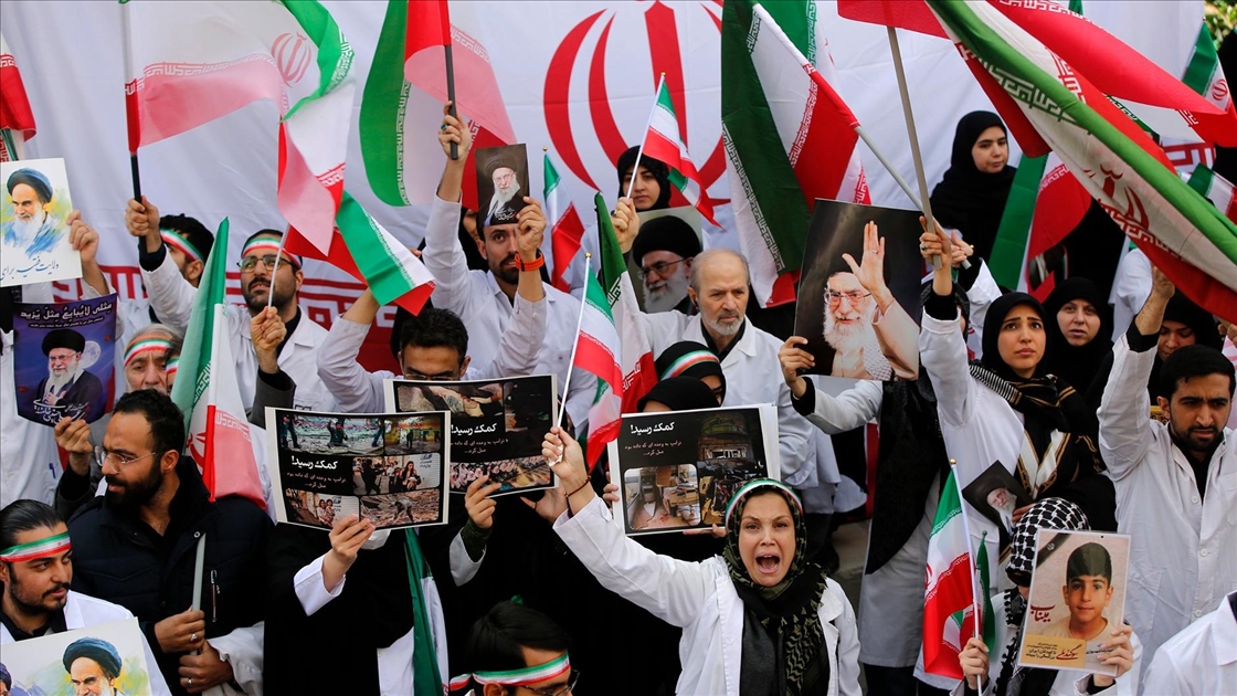 Tahran'da doktorlar ve tıp öğrencileri “İsrail ve ABD’nin sağlık merkezlerine yönelik saldırılarını” protesto etti