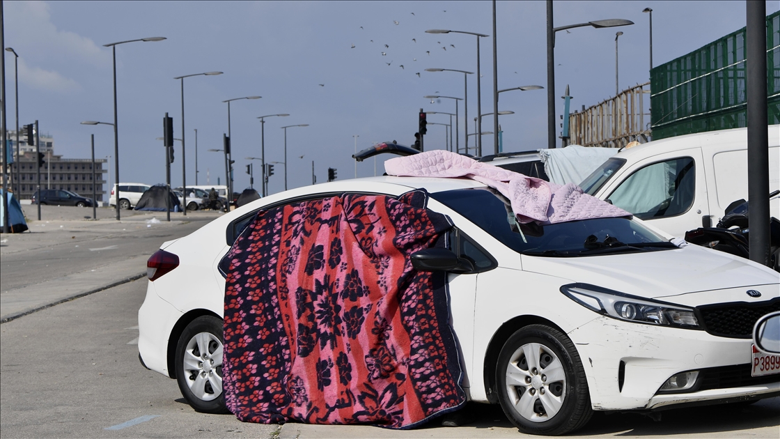 İsrail'in Beyrut'ta halkı yerlerini terk etmeye zorladığı Dahiye'den kaçan aileler, sokaklarda sabahlıyor