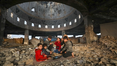 Gazzeli aile, iftarını yıkılan Al-Şafii Camii’nin enkazında yaptı