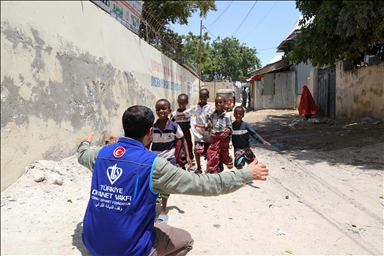 وقف الديانة التركي يوزع كسوة العيد على ألفي طفل صومالي