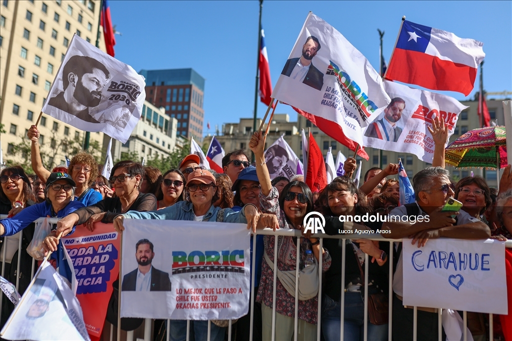 Президент Чили Габриэль Борич попрощался с тысячами сторонников перед передачей полномочий