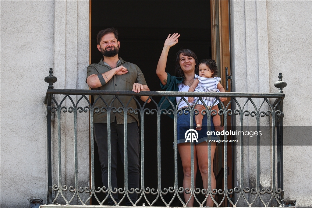 Президент Чили Габриэль Борич попрощался с тысячами сторонников перед передачей полномочий