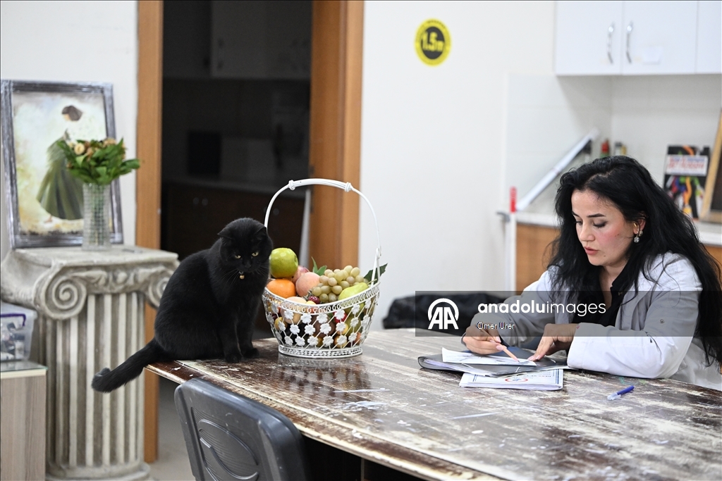 Sevimli kedi "Şükufe" kursiyerlerin neşe kaynağı oldu