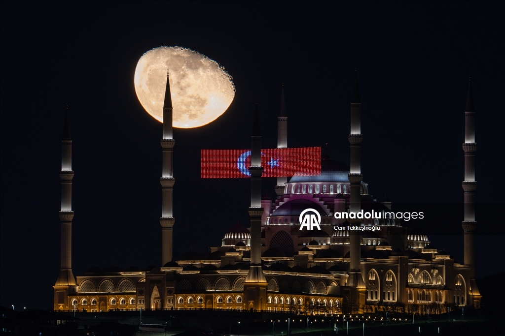 İstanbul’da Büyük Çamlıca Camisi ve ay