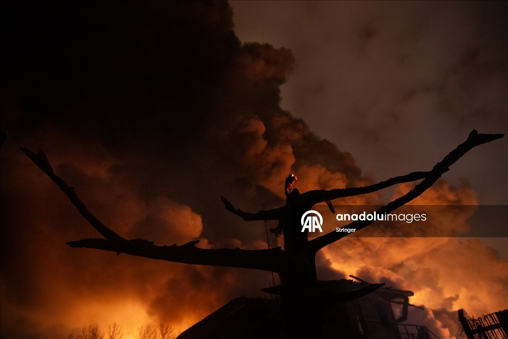 ABD ve İsrail'in hedef aldığı Tahran’daki Şehran petrol deposunda yangın çıktı