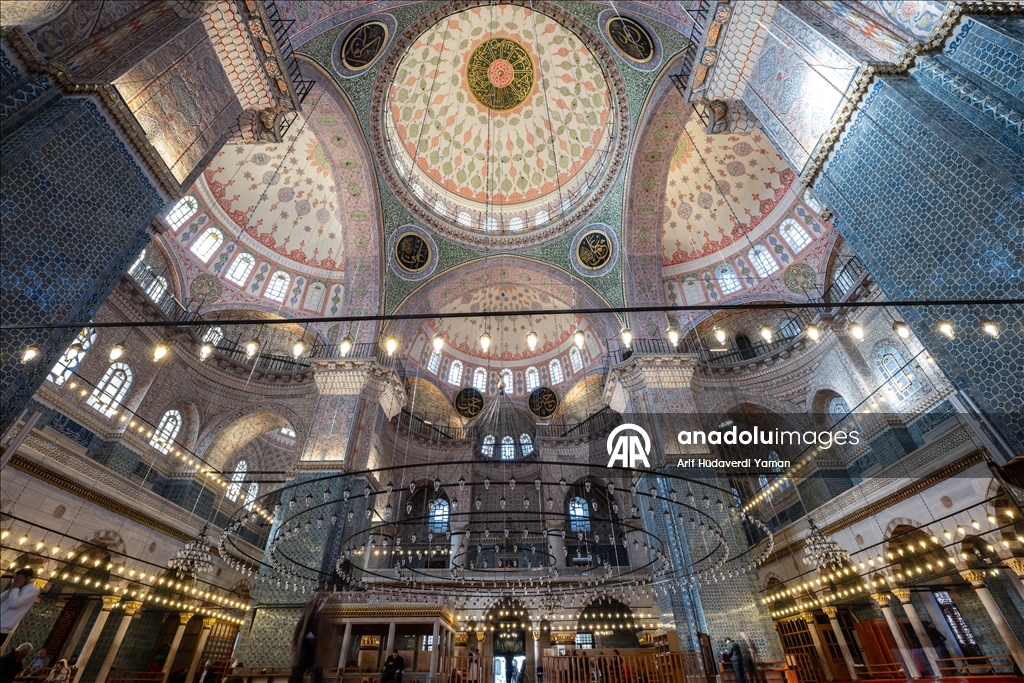 İSTANBUL'UN SELATİN CAMİLERİ - 67 yıllık inşa süreciyle bilinen Eminönü'nün simgesi Yeni Cami