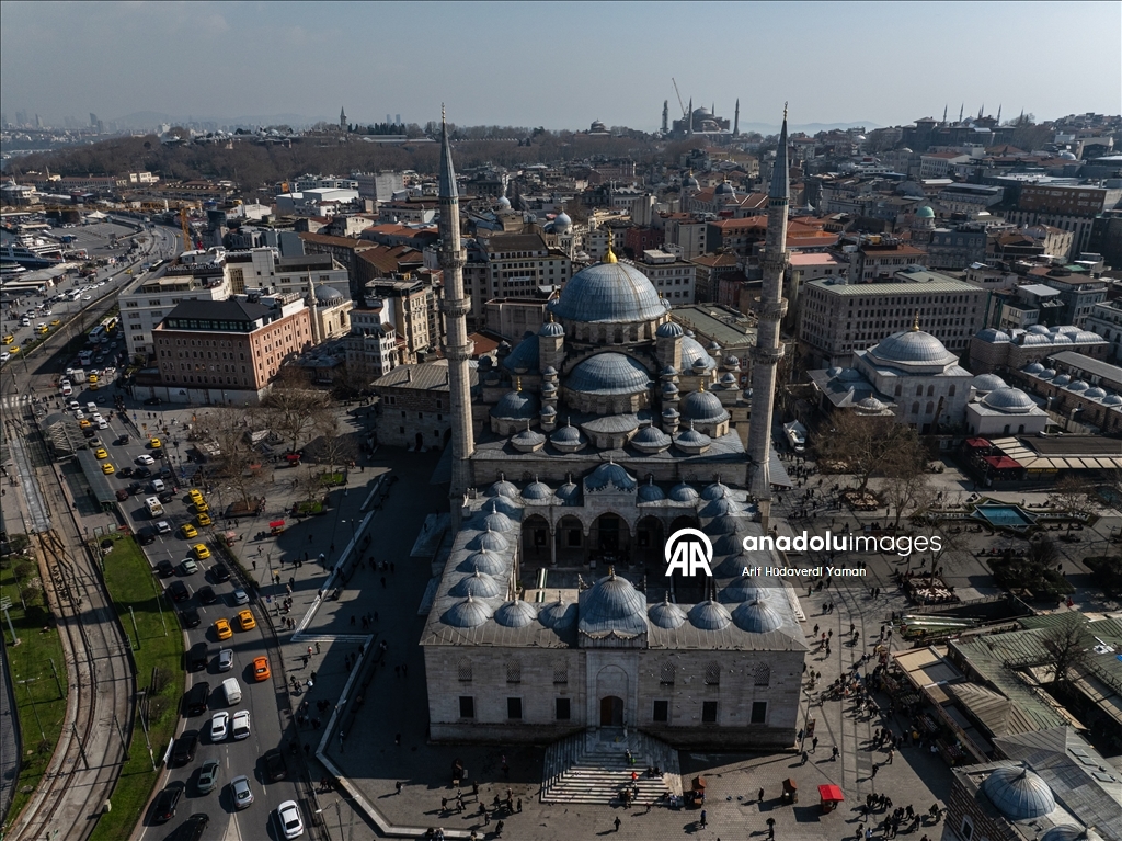 İSTANBUL'UN SELATİN CAMİLERİ - 67 yıllık inşa süreciyle bilinen Eminönü'nün simgesi Yeni Cami