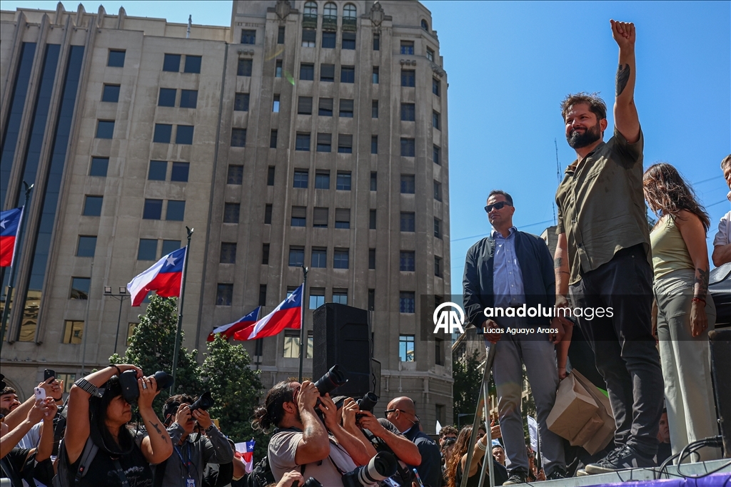 Президент Чили Габриэль Борич попрощался с тысячами сторонников перед передачей полномочий