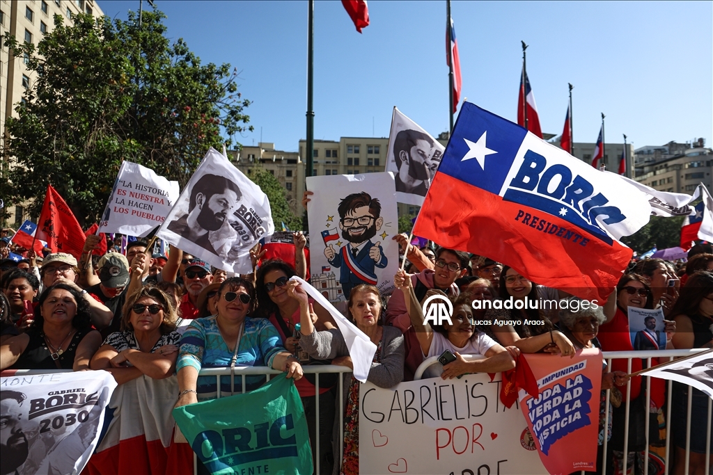 Президент Чили Габриэль Борич попрощался с тысячами сторонников перед передачей полномочий