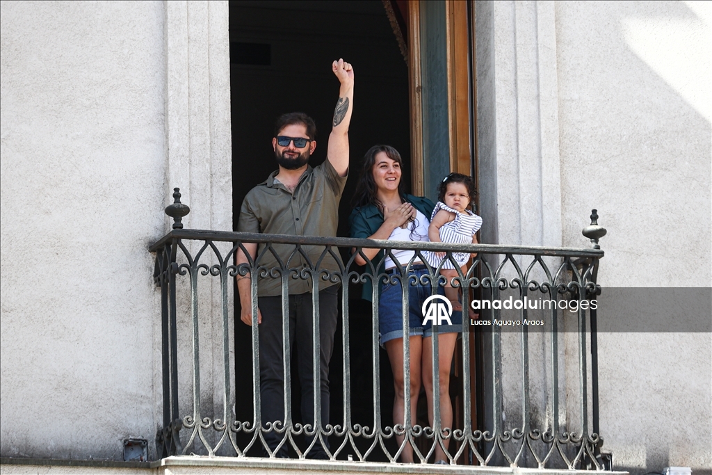 Президент Чили Габриэль Борич попрощался с тысячами сторонников перед передачей полномочий