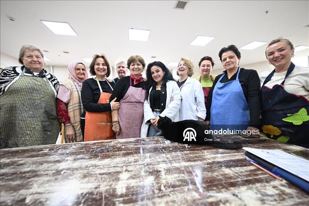 Sevimli kedi "Şükufe" kursiyerlerin neşe kaynağı oldu