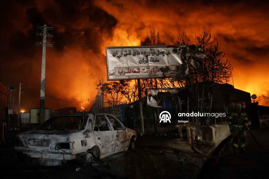 ABD ve İsrail'in hedef aldığı Tahran’daki Şehran petrol deposunda yangın çıktı