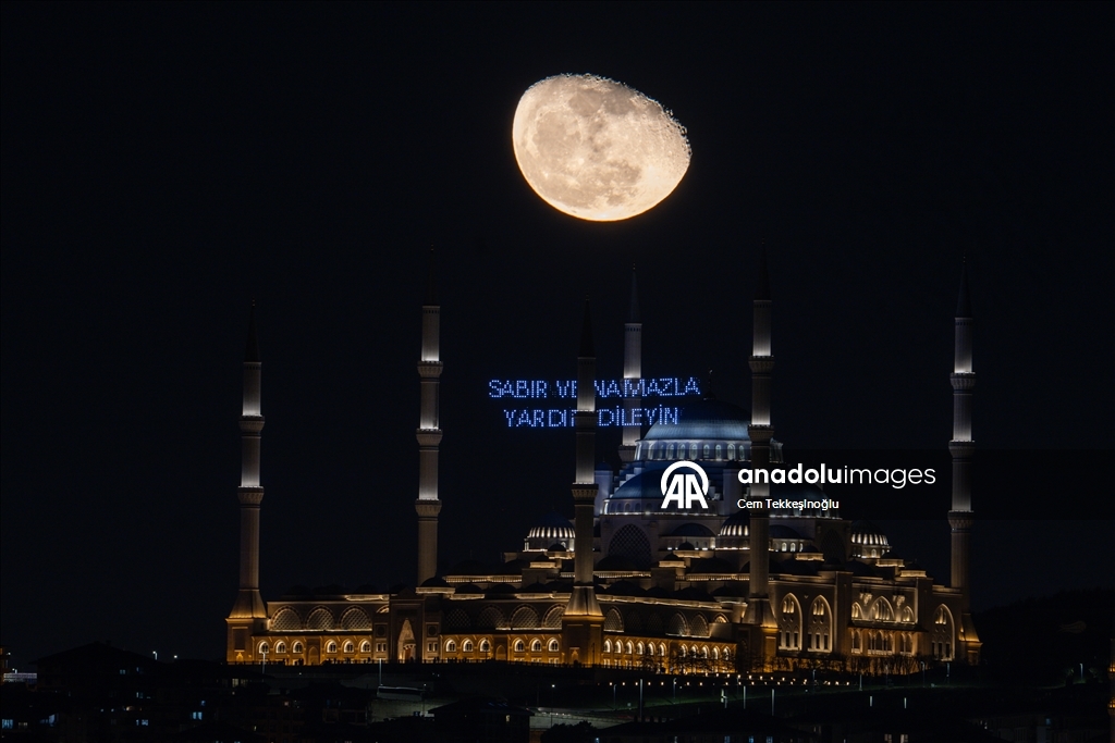 İstanbul’da Büyük Çamlıca Camisi ve ay