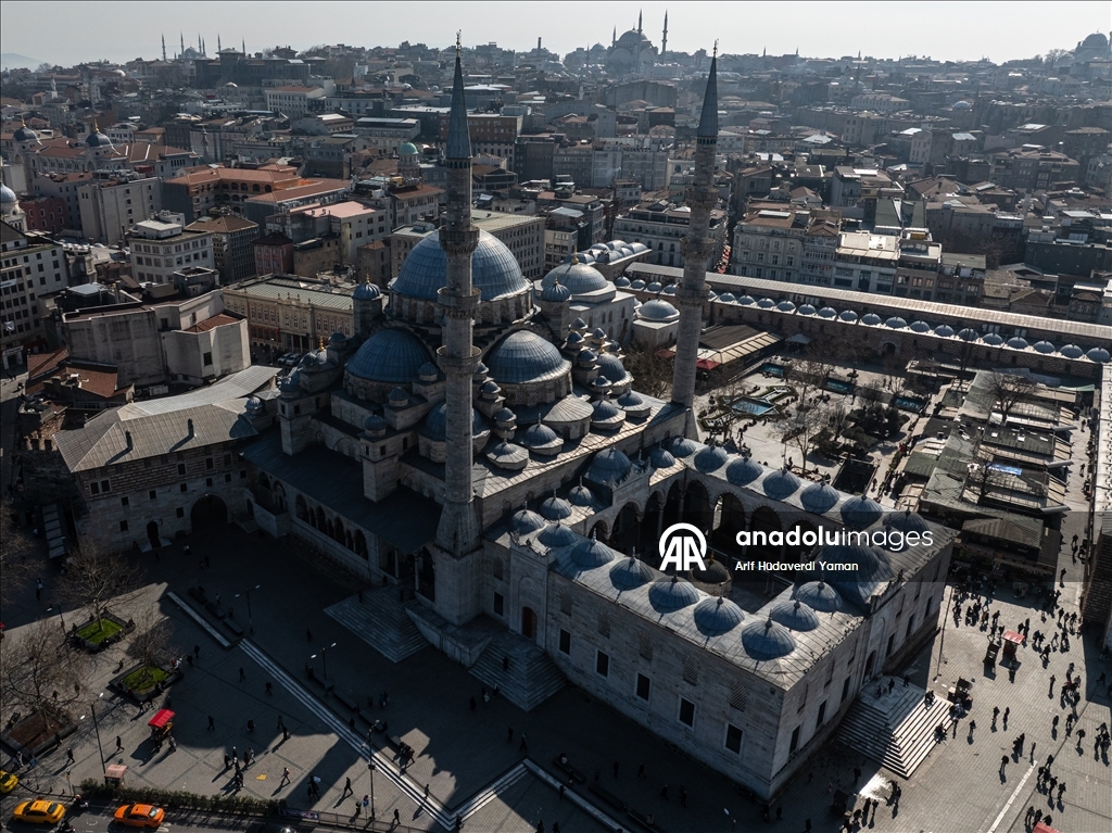 İSTANBUL'UN SELATİN CAMİLERİ - 67 yıllık inşa süreciyle bilinen Eminönü'nün simgesi Yeni Cami
