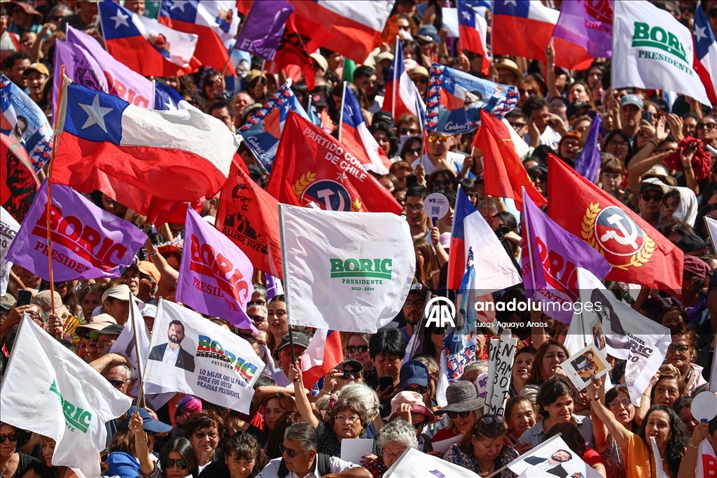 Президент Чили Габриэль Борич попрощался с тысячами сторонников перед передачей полномочий