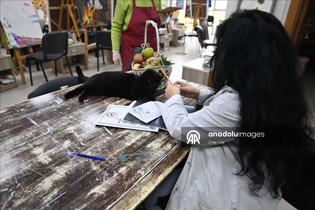 Sevimli kedi "Şükufe" kursiyerlerin neşe kaynağı oldu