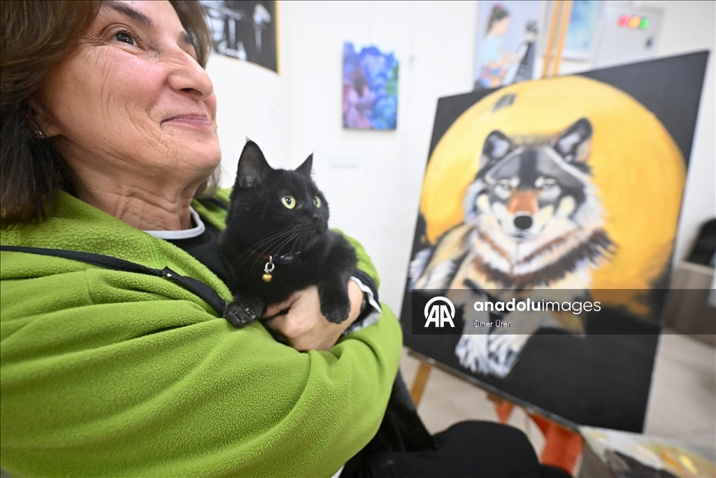 Sevimli kedi "Şükufe" kursiyerlerin neşe kaynağı oldu