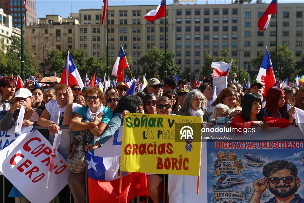 Президент Чили Габриэль Борич попрощался с тысячами сторонников перед передачей полномочий