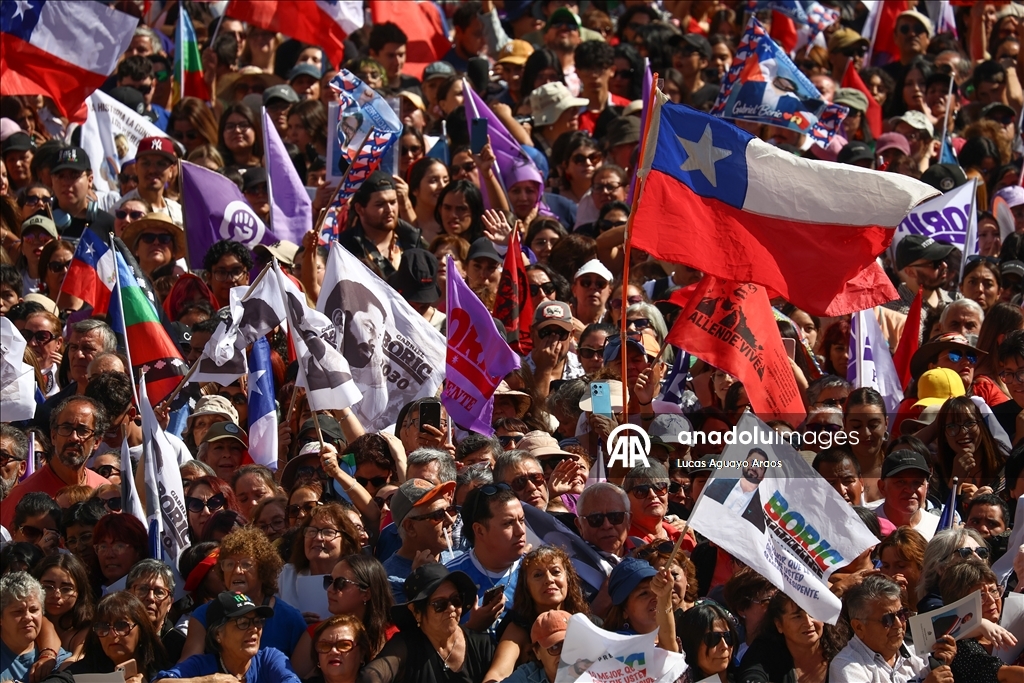 Президент Чили Габриэль Борич попрощался с тысячами сторонников перед передачей полномочий
