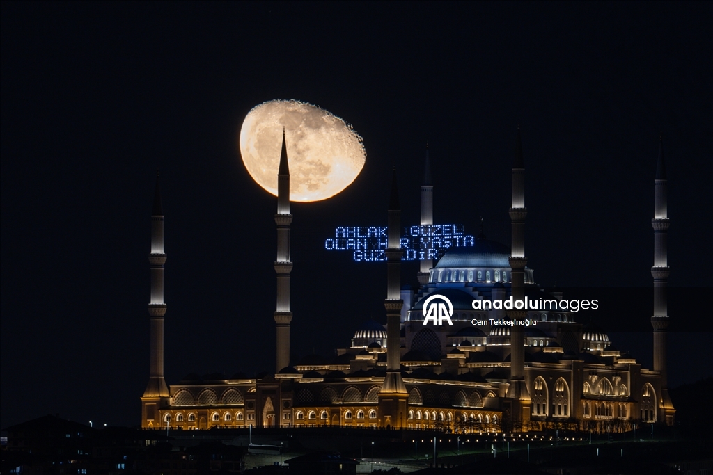 İstanbul’da Büyük Çamlıca Camisi ve ay