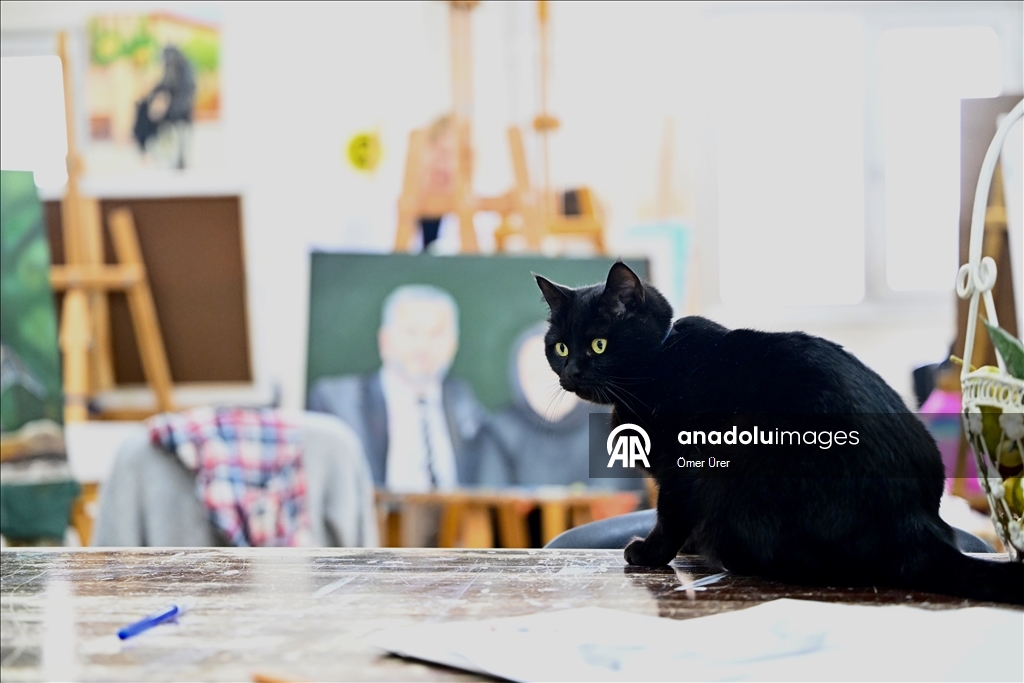 Sevimli kedi "Şükufe" kursiyerlerin neşe kaynağı oldu