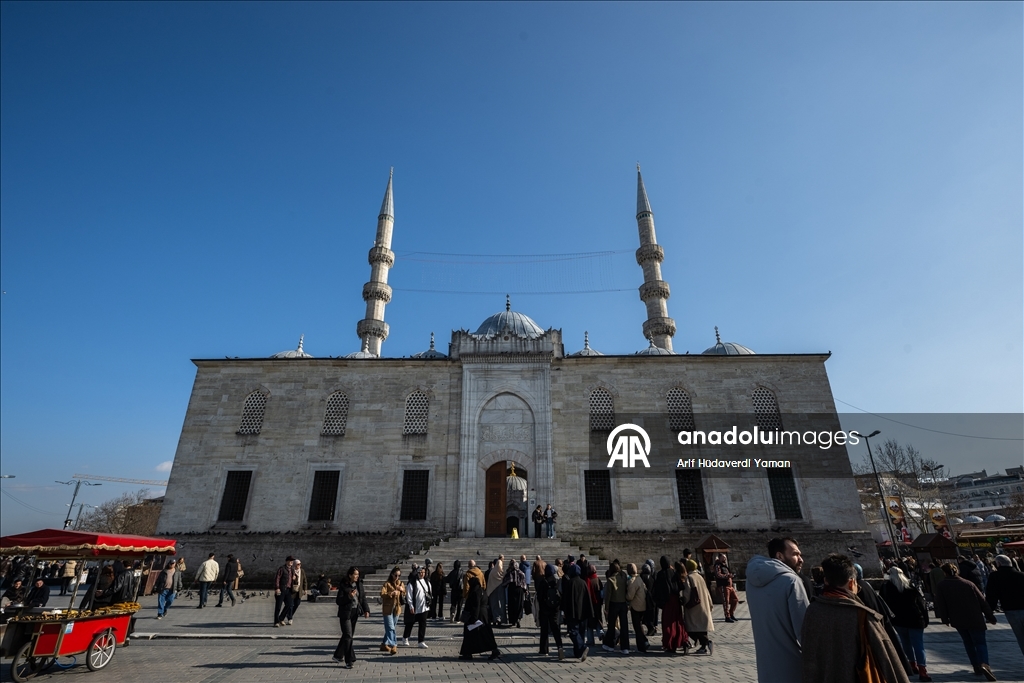 İSTANBUL'UN SELATİN CAMİLERİ - 67 yıllık inşa süreciyle bilinen Eminönü'nün simgesi Yeni Cami