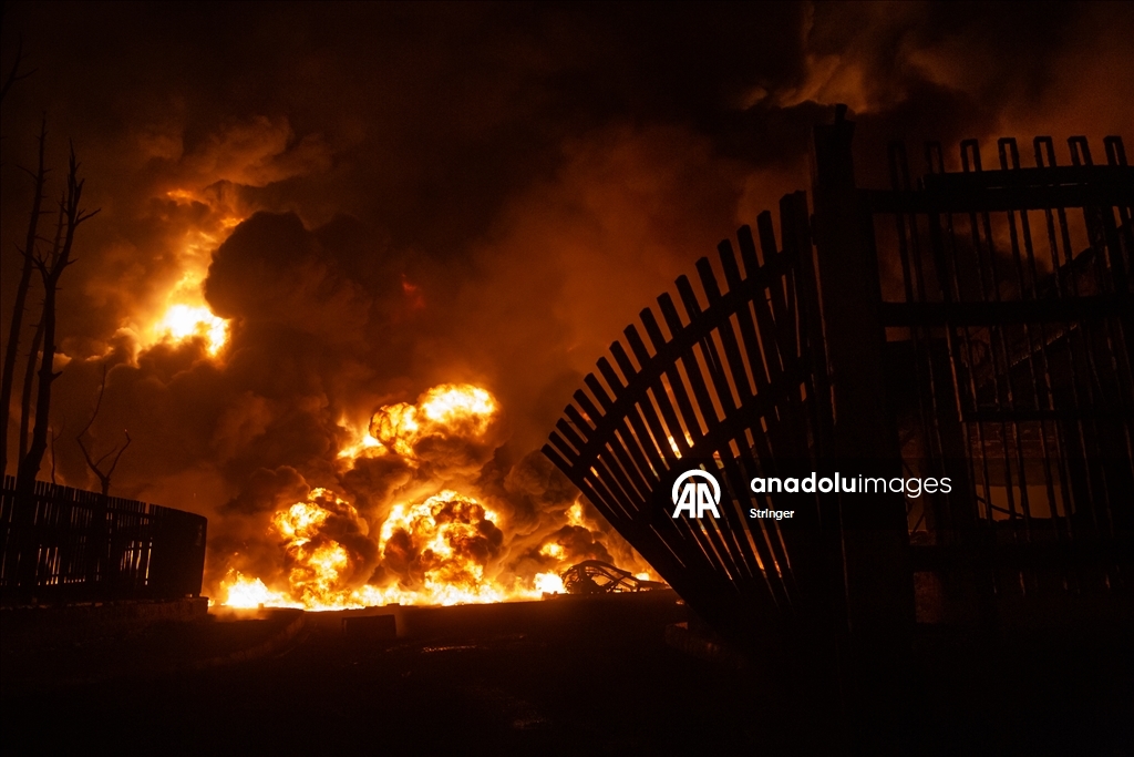 ABD ve İsrail'in hedef aldığı Tahran’daki Şehran petrol deposunda yangın çıktı
