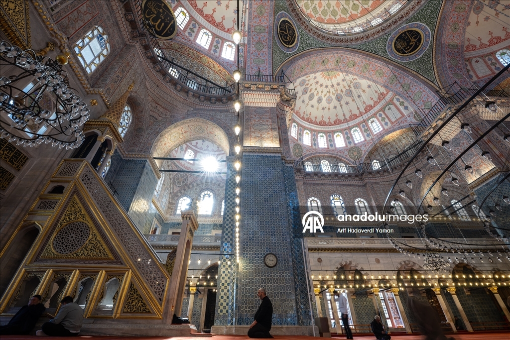 İSTANBUL'UN SELATİN CAMİLERİ - 67 yıllık inşa süreciyle bilinen Eminönü'nün simgesi Yeni Cami