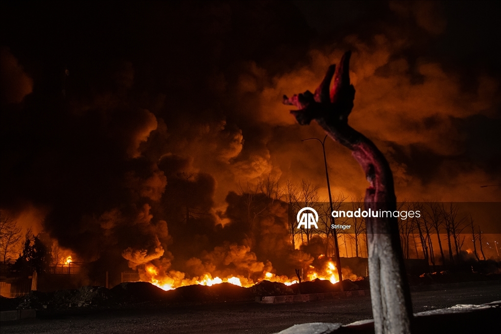 ABD ve İsrail'in hedef aldığı Tahran’daki Şehran petrol deposunda yangın çıktı
