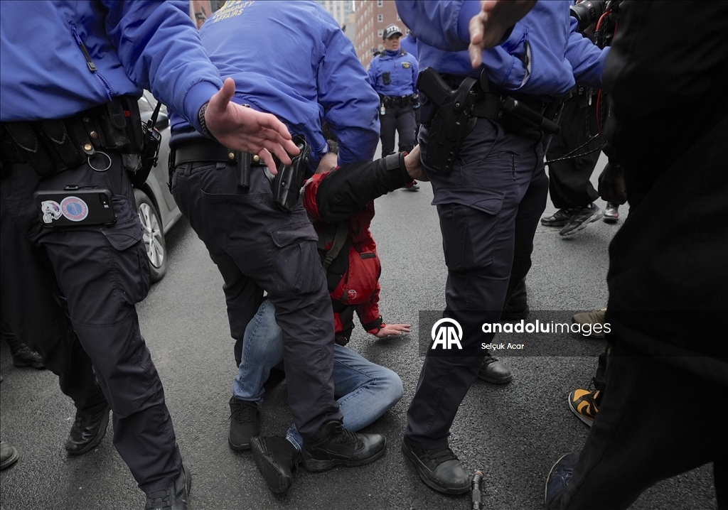 На антимусульманской акции протеста в Нью-Йорке применили дымовую шашку