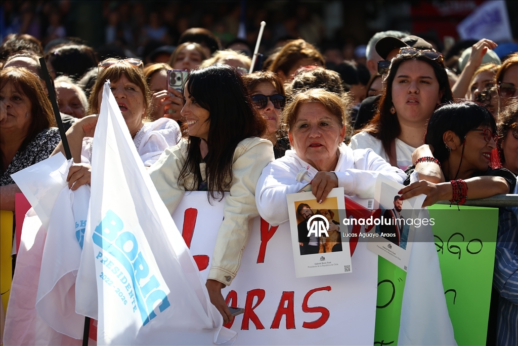 Президент Чили Габриэль Борич попрощался с тысячами сторонников перед передачей полномочий