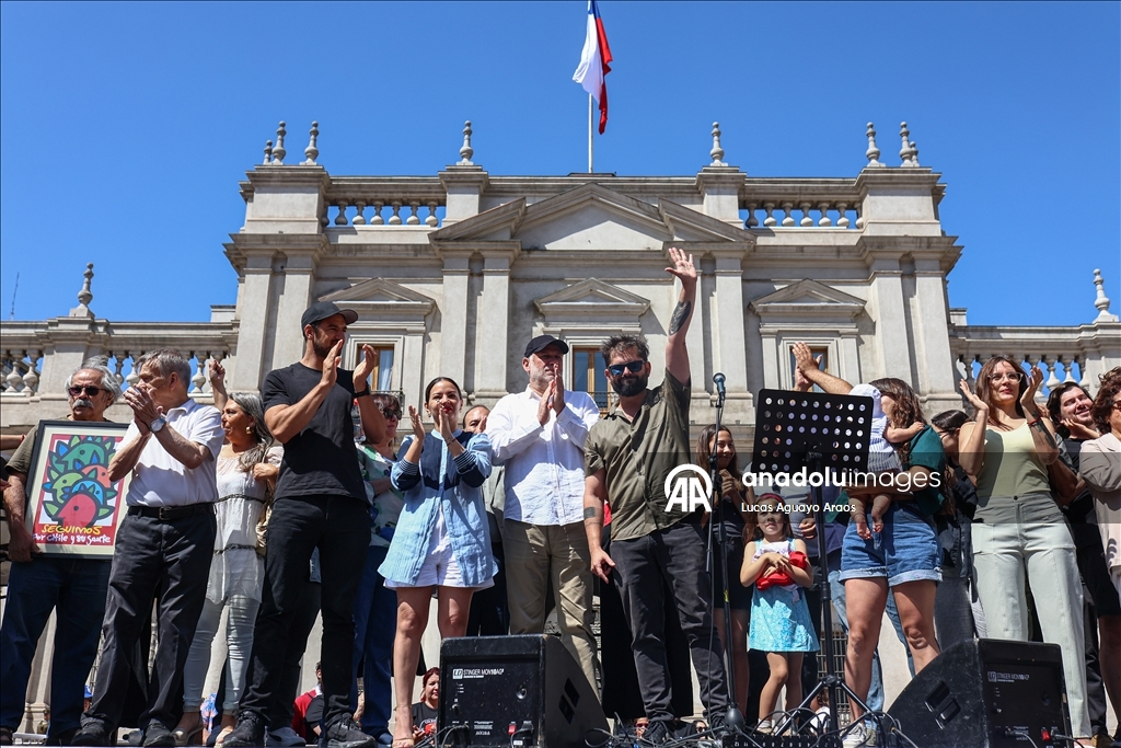 Президент Чили Габриэль Борич попрощался с тысячами сторонников перед передачей полномочий