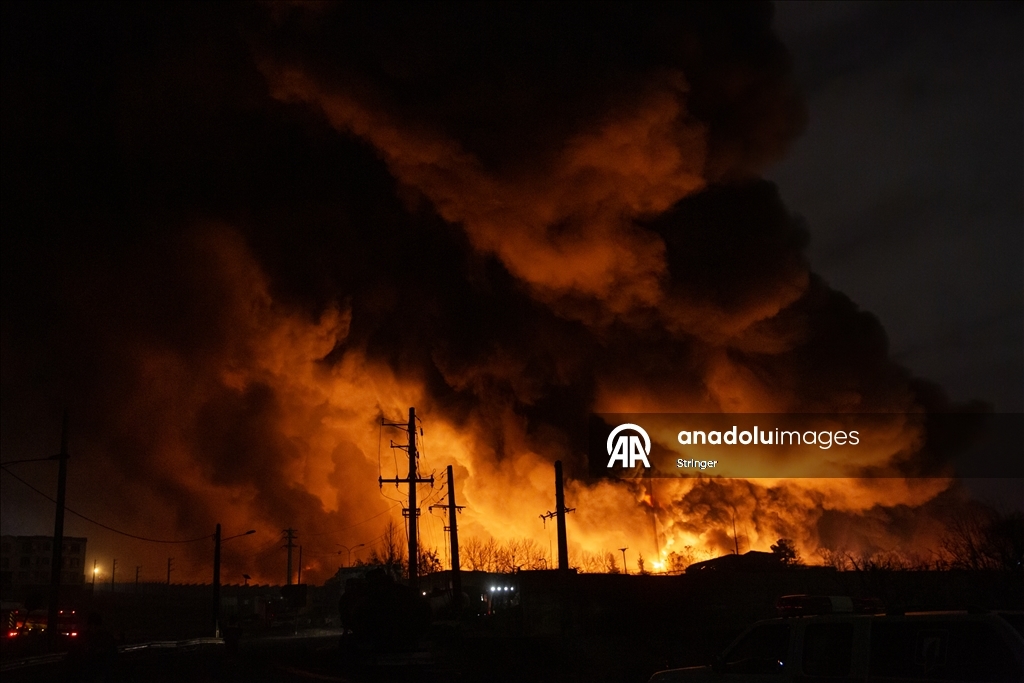 ABD ve İsrail'in hedef aldığı Tahran’daki Şehran petrol deposunda yangın çıktı