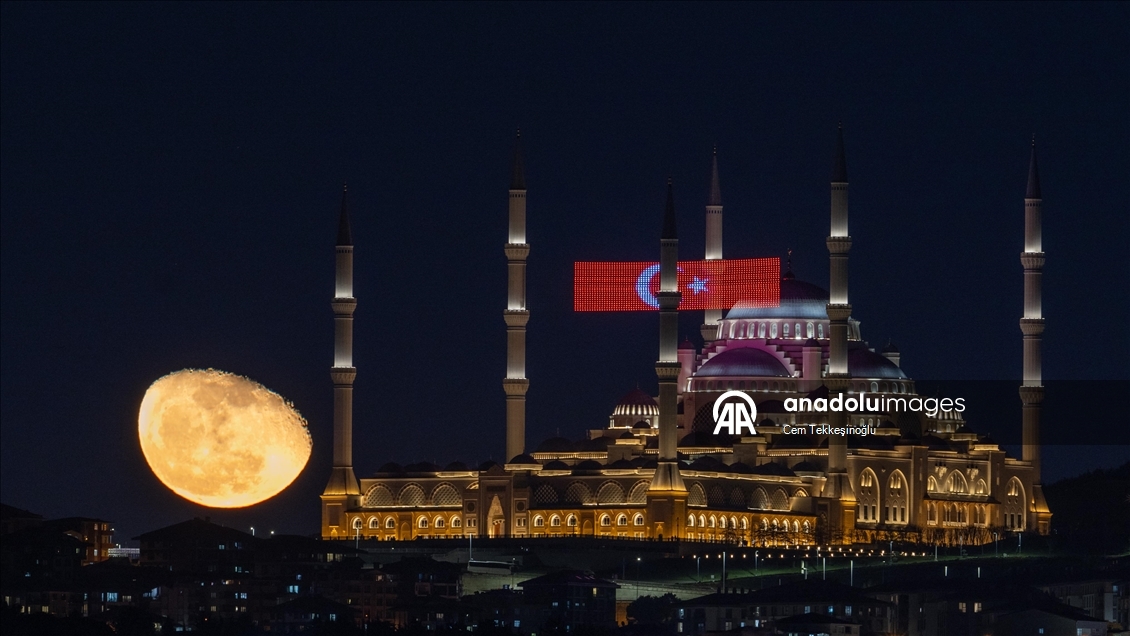 İstanbul’da Büyük Çamlıca Camisi ve ay
