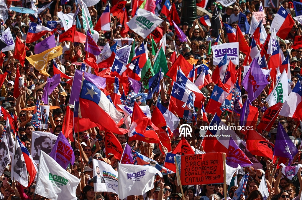 Президент Чили Габриэль Борич попрощался с тысячами сторонников перед передачей полномочий