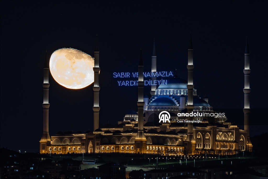 İstanbul’da Büyük Çamlıca Camisi ve ay