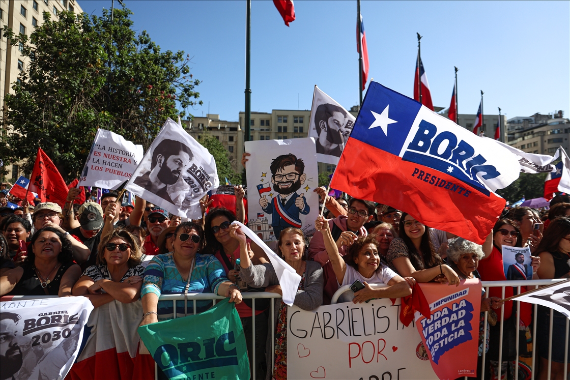 Президент Чили Габриэль Борич попрощался с тысячами сторонников перед передачей полномочий