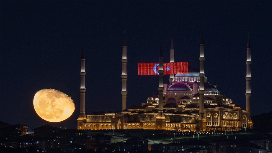 İstanbul’da Büyük Çamlıca Camisi ve ay