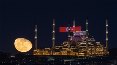 İstanbul’da Büyük Çamlıca Camisi ve ay