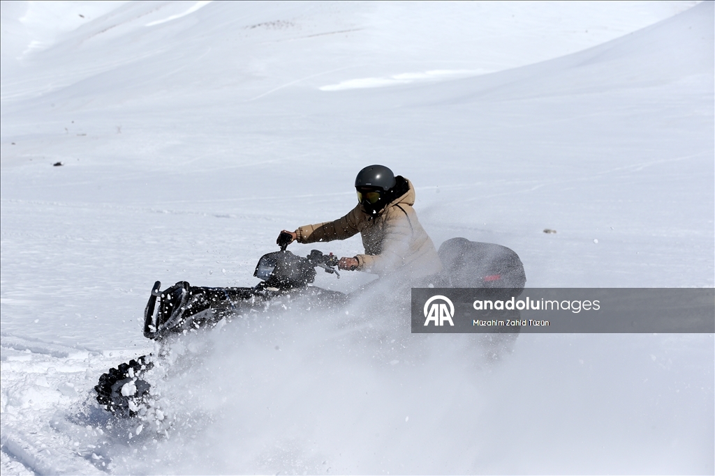 Erciyes'i kar motorlarıyla keşfediyorlar