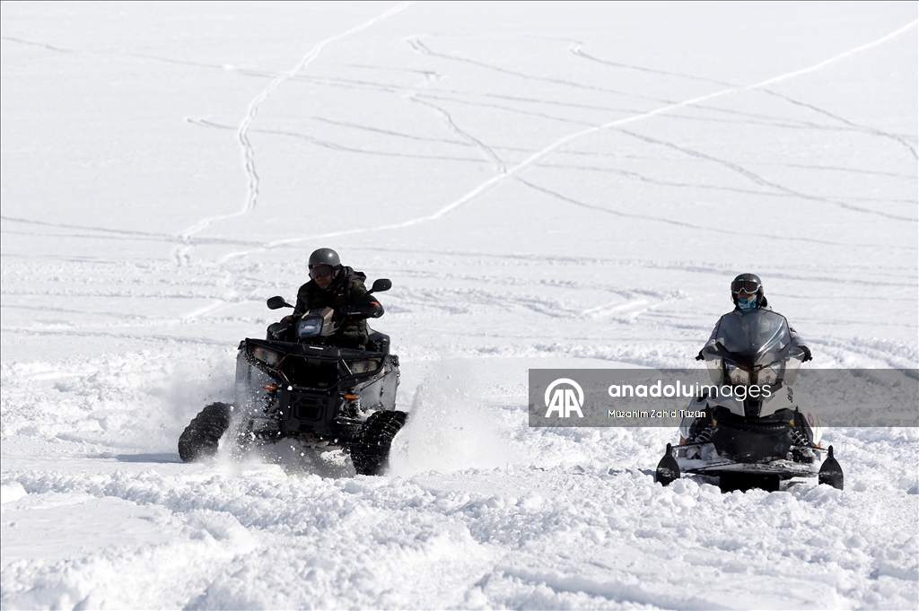 Erciyes'i kar motorlarıyla keşfediyorlar