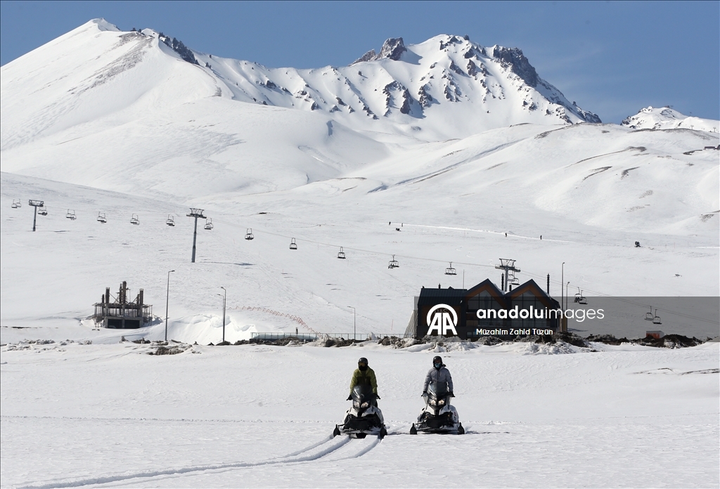 Erciyes'i kar motorlarıyla keşfediyorlar