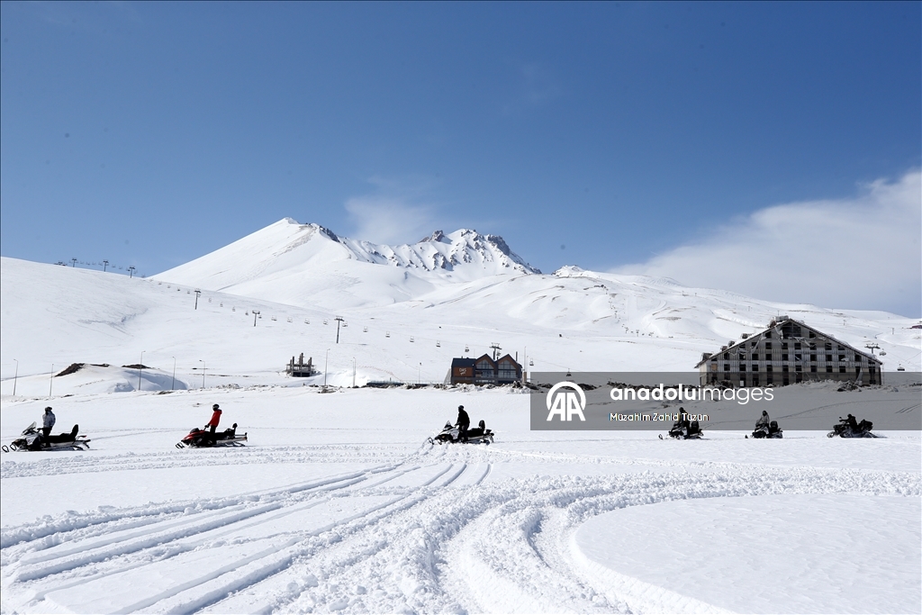 Erciyes'i kar motorlarıyla keşfediyorlar